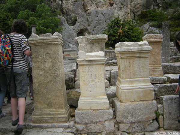 photo de Stèles du site de Glanum (autels votifs dédiés à Hercule)