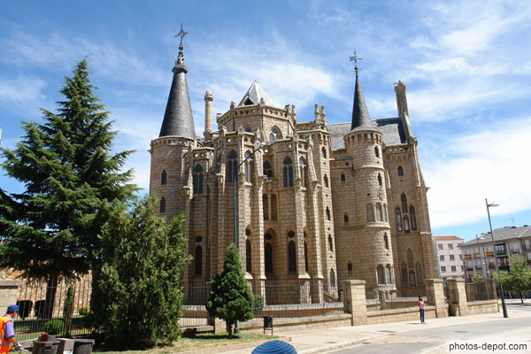 photo de Palais épiscopal de style dessiné par Gaudi