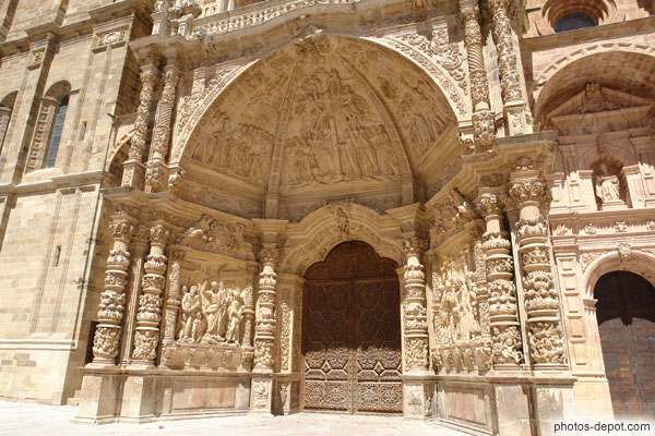 photo de Beau portail à tympan orné de sculptures, cathédrale santa Maria