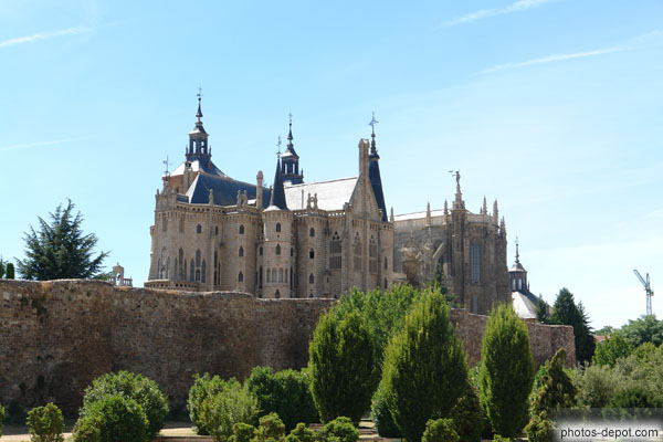 photo de Palais épiscopal de Gaudi et chevel de la Cathédrale