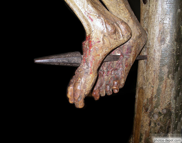 photo de Détail clou dans les pieds, Dévot Christ de Perpignan, sculpture polychrome en bois de tilleul