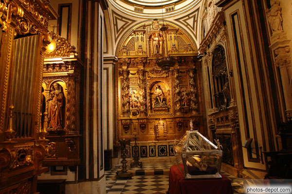 photo de chapelle San Enrique au beau retable et orgue de 1674
