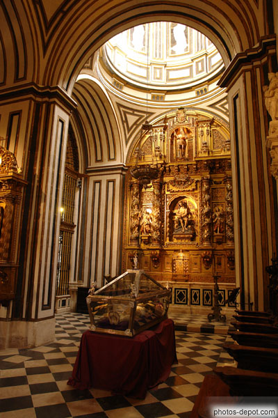 photo de chapelle San Enrique au beau retable et orgue de 1674