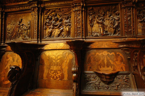 photo de stalles en bois de noyer aux reliefs de scènes de la bible et de l'histoire des saints