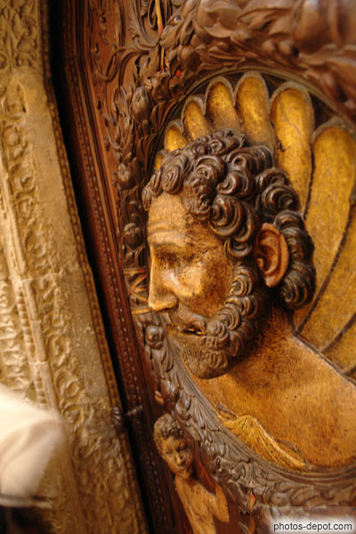photo de buste d'homme, bas relief de bois sculpté dans une porte