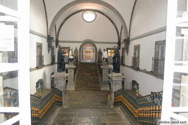 photo de grand escalier, sancutaire St Ignace