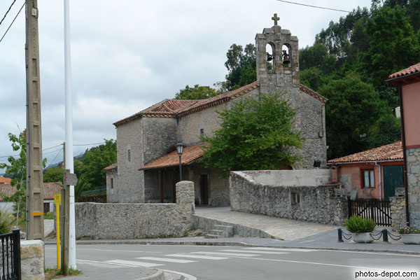 photo de église de pierre au mur clocher