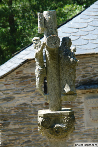 photo de Vierge et Christ sur calvaire de pierre