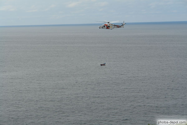 photo d'helicoptère sur la mer