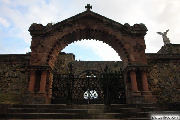 photo d'arche d'entrée du cimetière, de Domenech