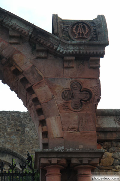 photo de pilier sculpté de l'arche d'entrée du cimetière
