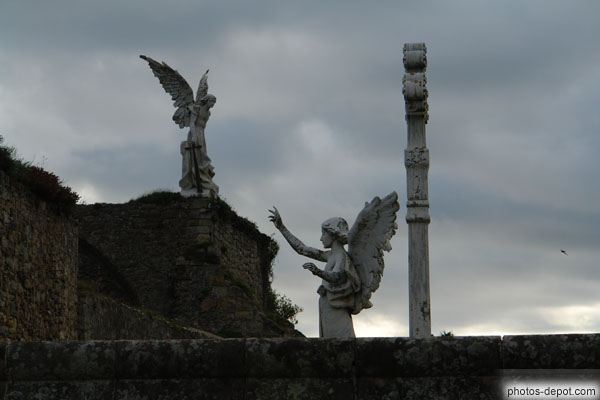 photo d'anges et croix dressés au dessus d'El Cemeterio