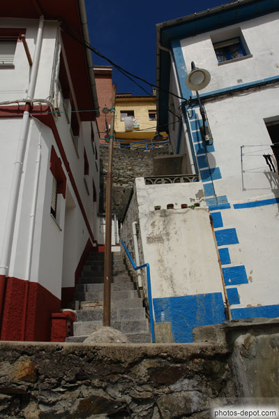 photo de ruelles étroites en escaliers serpentent entre les maisons adossées à la falaise