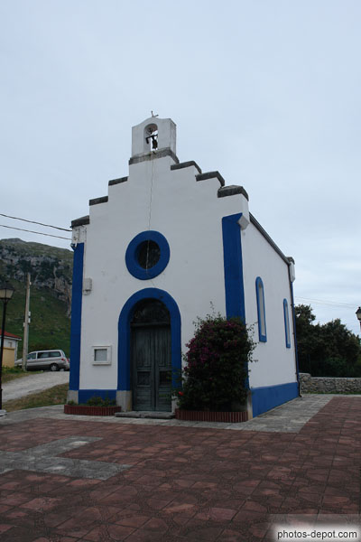 photo de petite chapelle aux murs blancs et bleu
