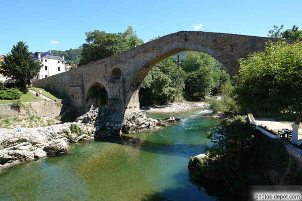 photo de Pont d'origine romaine au milieu duquel est suspendue la croix de la Victoire de Covadonga