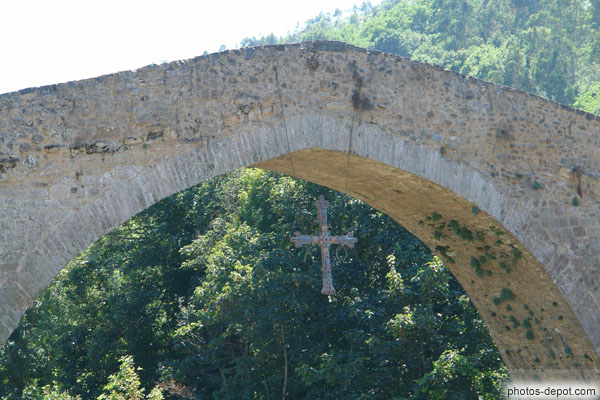 photo de croix de la Victoire de 722 Ã  la Bataille de Covadonga, considÃ©rÃ©e comme la dÃ©but de la Reconquista