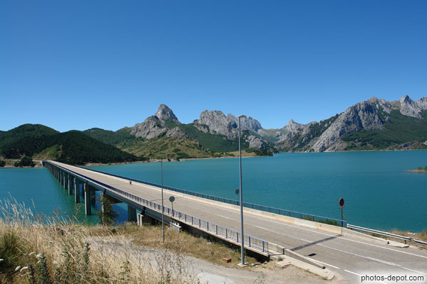 photo de Pont traversant le lac