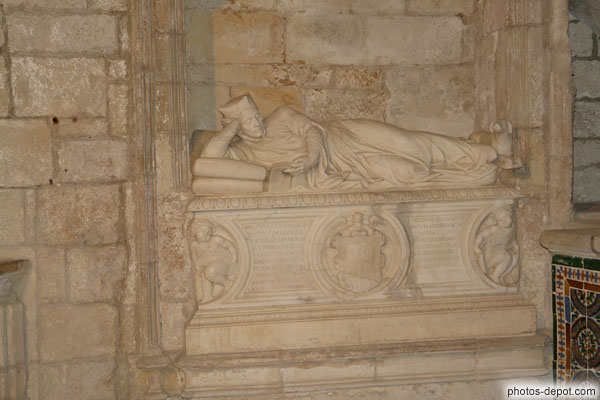 photo de Sacophage de marbre sculpté