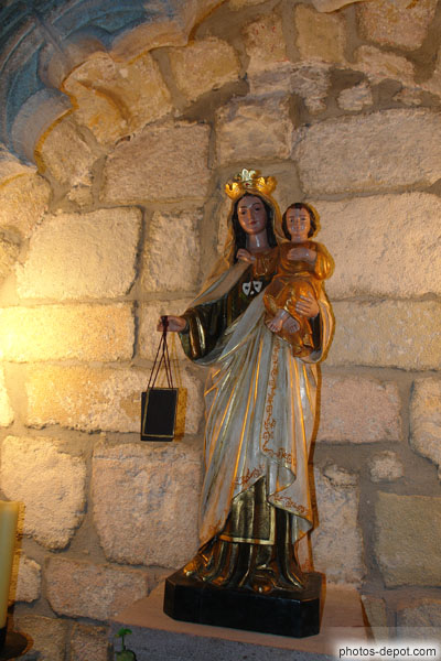 photo de Vierge à l'Enfant tenant un scapulaire dans sa main droite