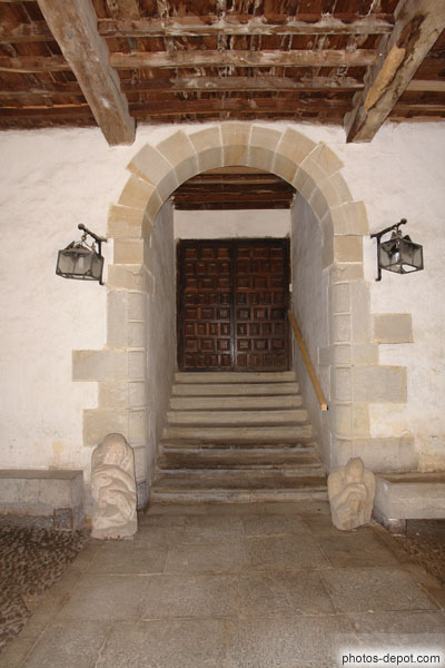 photo de belle arche de porte et escalier