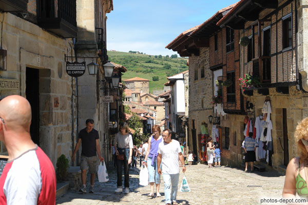 photo de rue commerçante de la ville médiévale