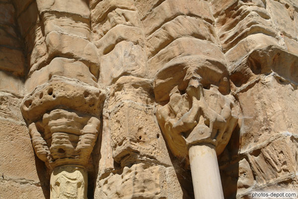 photo de chapiteaux du portail dont les sculptures s'effacent avec le temps, collegiale santa Juliana