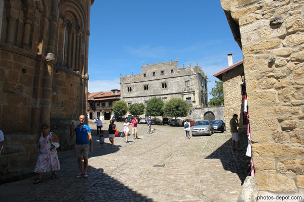 photo de palais des Velarde sur la plaza de las Arenas