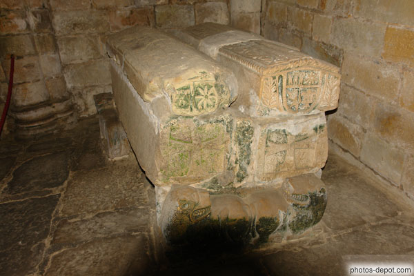 photo de sarcophages sculptés dans le cloître