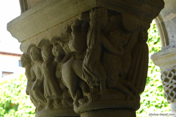photo de Roi et lion sculptés sur chapiteaux du cloître