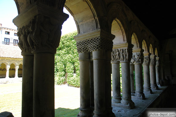 photo de Belles colonnes et chapiteaux sculptés dans le cloître