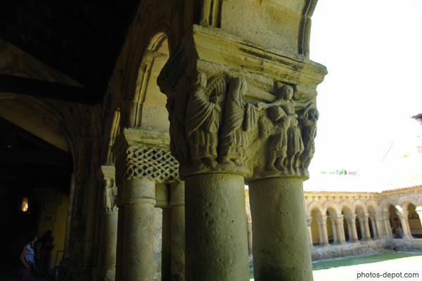 photo de Saintes femmes et descente du Christ en croix sculptés sur chapiteaux du cloître
