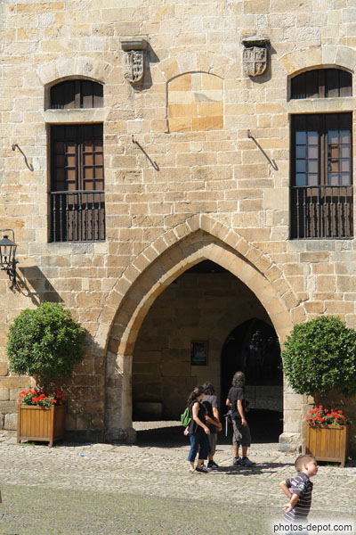 photo d'Entrée en arc brisé de la tour de Don Borja abritant la fondation Santillana, plaza Mayor
