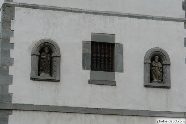 photo de dans des niches sur le mur de l'église, des statuettes de saint Paul et saint Pierre