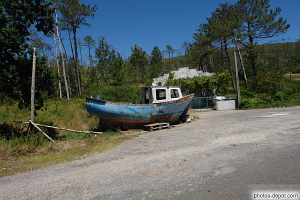 photo de petit bateau abandonné