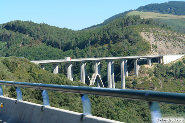 photo de l'autoroute du nord est une suite ininterrompue de ponts