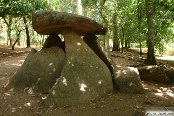 photo de table de pierre posée sur trois mégalithes