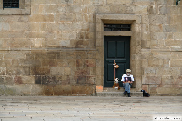 photo d'homme et son chien de st jacques proposent une photo aux touristes
