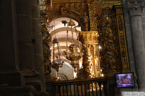 photo d'Ensensoirs géants baroques richement décorés