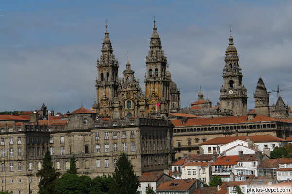 photo de La cathédrale baroque et les batiments alentours