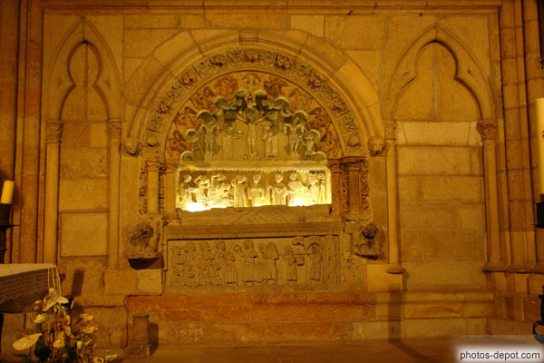 photo de tombeau gothique de l'évêque don Rodrigo, surmonté d'un arc à lobes