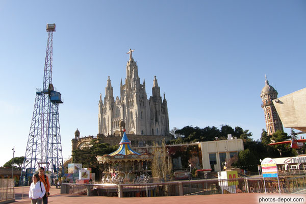 photo de cathédrale au milieu de la fête foraine
