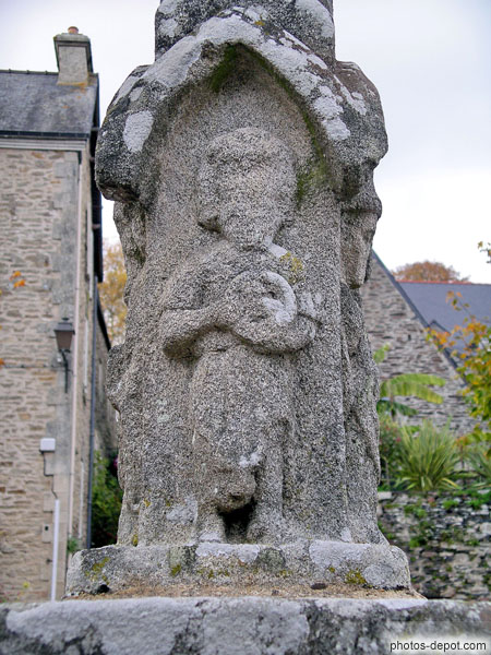 photo de saint Jean Baptiste portant le médaillon de l'agneau  sur croix calvaire