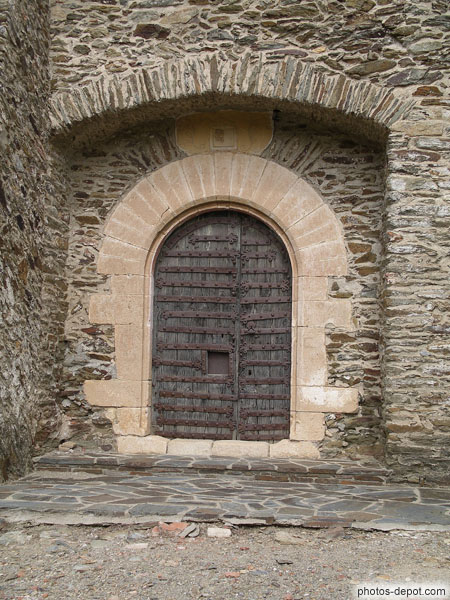 photo de ferrures sur porte de l'église