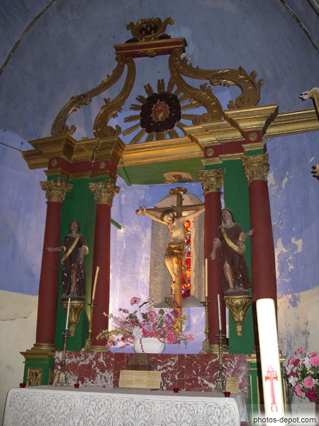 photo d'Autel vert et rouge de la charmante petite église romane