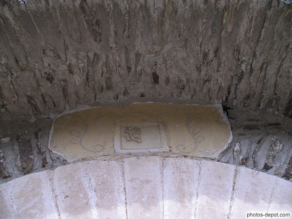 photo de petit dragon sur pierre au dessus de la porte de l'église