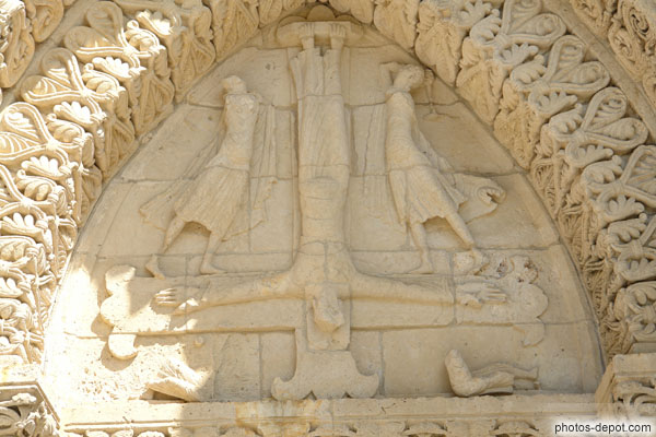 photo de Crucifixion de Saint Pierre, tête en bas, surmontant portail gauche sur facade
