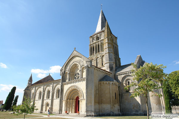 photo de magnifique église romane, coté Sud