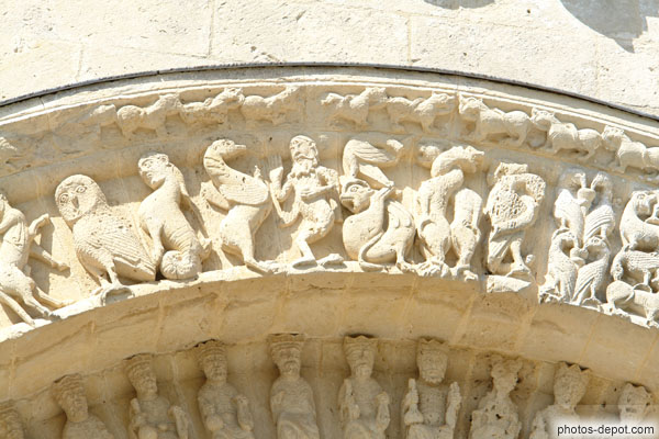 photo de étonnant bestiaire de griffons, caladres, guivres, animaux à tête d'homme sur 4e voussure du portail sud