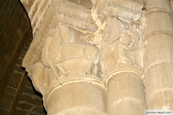 photo de Griffon et sacrifice d'Abraham sur chapiteaux