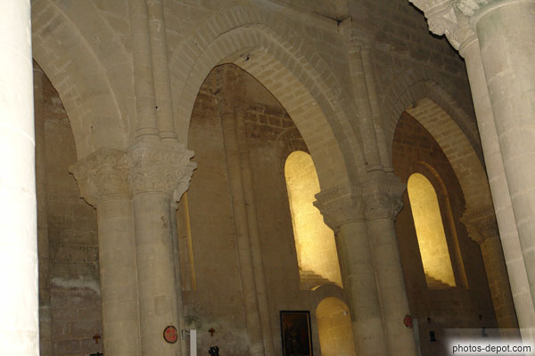 photo d'arcs brisés de l'église romane